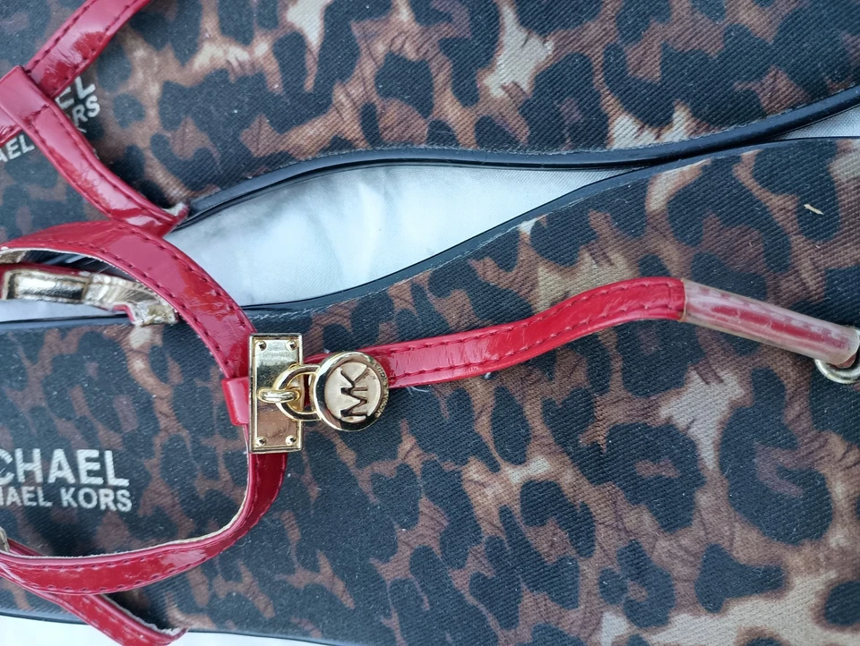 Sandalias Michael Kors Rojo Tobillo T Correa Logo Oro Bloqueo Dije Talla 4 Foto 2 de 4