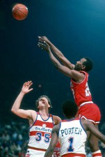 Caldwell Jones of the Philadelphia 76ers shoots 1980s Basketball Photo 2