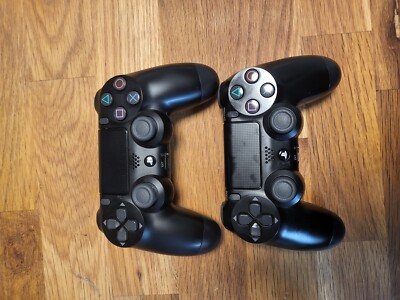 Sony PlayStation 4 Pro 1TB Spielkonsole mit 2 DualShock 4 Controllern - Schwarz