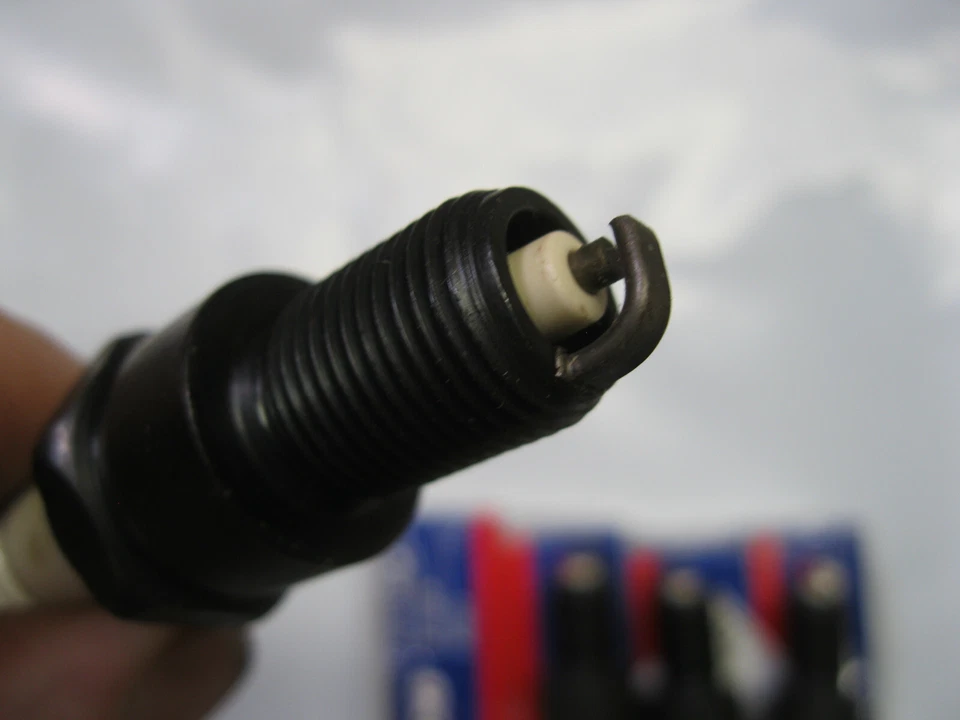 4 Spark Plugs Conventional ACDelco R44XLS (4 pack) (box rough) Foto 4 de 4