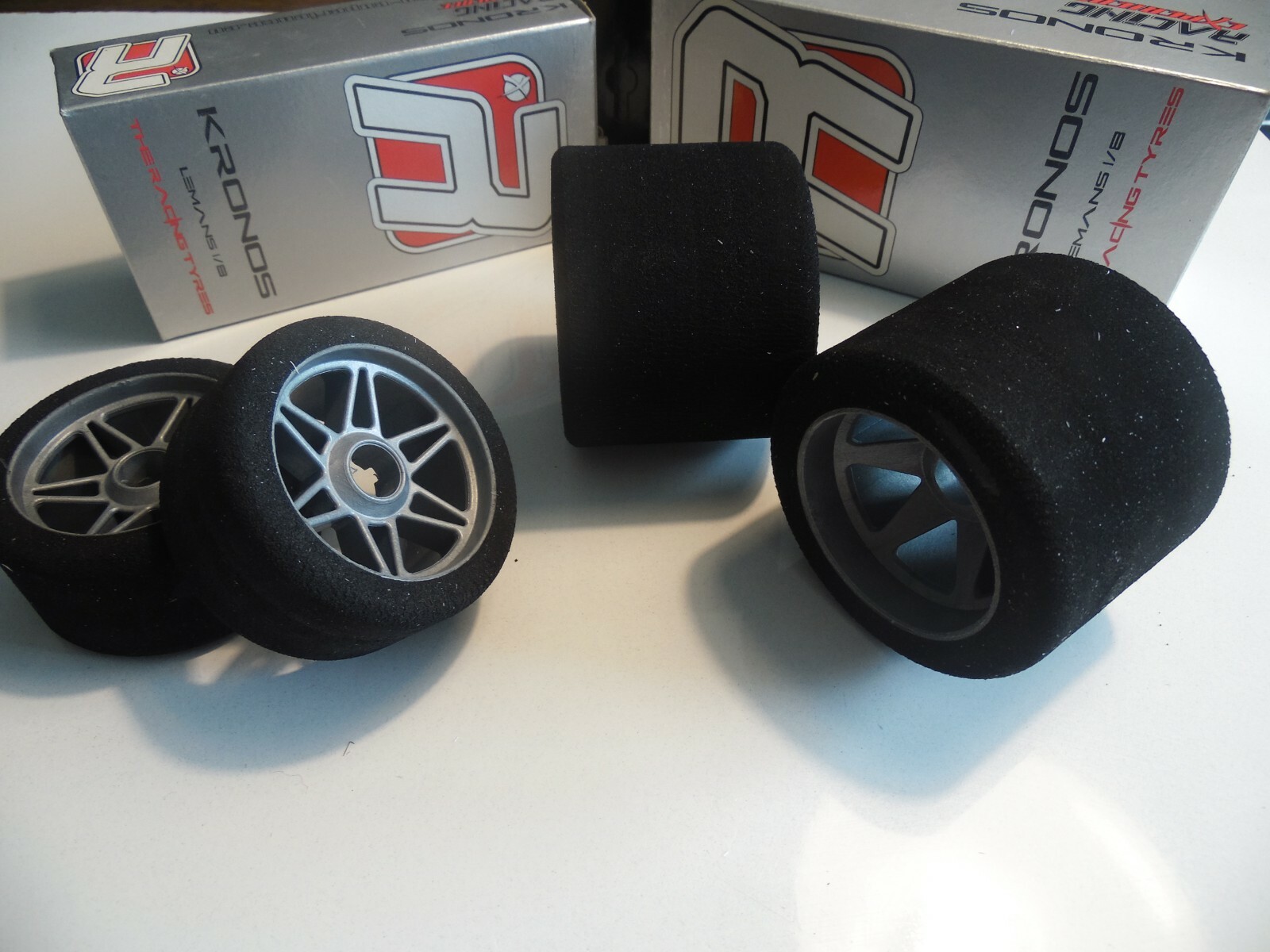 Pneus mousse Kronos Lemans 1/8 grip asymétrique 40° arrière 37° avant