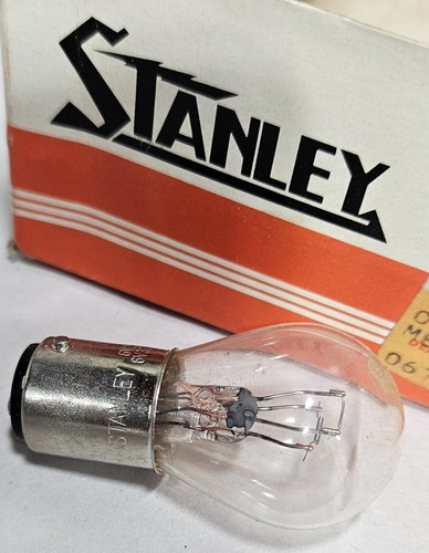 1 NOS Kawasaki Factory 6 Volt Rear Lamp Light Bulb 6V 32/3CP Part OEM 92069-074 - Picture 2 of 3