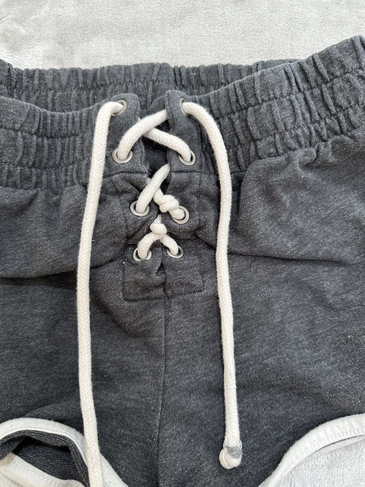 Bermuda botinha Forever 21 feminina tamanho pequeno preta com cadarço e acabamento branco em excelente estado usado - Imagem 2 de 4