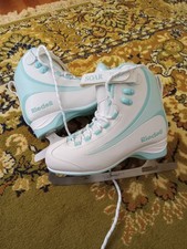 Reidell skates women's size 7. Used with light scuffing.