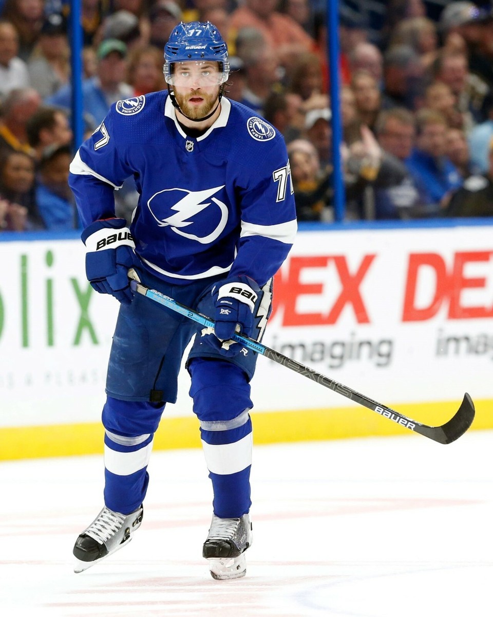 VICTOR HEDMAN 8X10 PHOTO TAMPA BAY LIGHTNING HOCKEY PICTURE