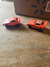 2 DUKES OF HAZZARD GENERAL LEE PLASTIC CAR WARNER BROS 1980 DODGE CHARGER TOY 
