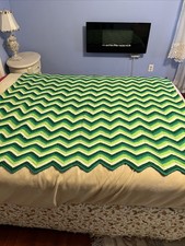Manta hecha a mano ondulada 70”x57” AFGHAN CHEVRON en zigzag ganchillo verde blanco (B)