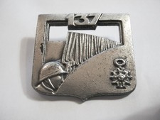 ANCIEN INSIGNE INFANTERIE LE 137° RI (ATTACHE PARTIELLE) A.B PARIS
