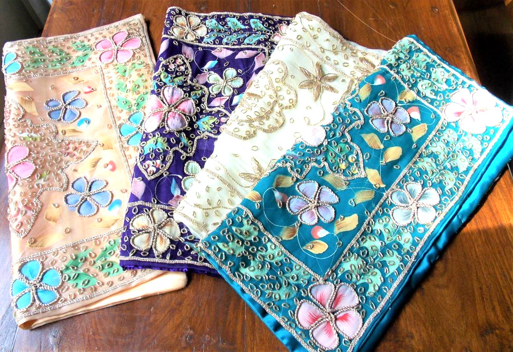 Housse de coussin soie peinte à la main 40x40 cm avec broderies lurex or de luxe