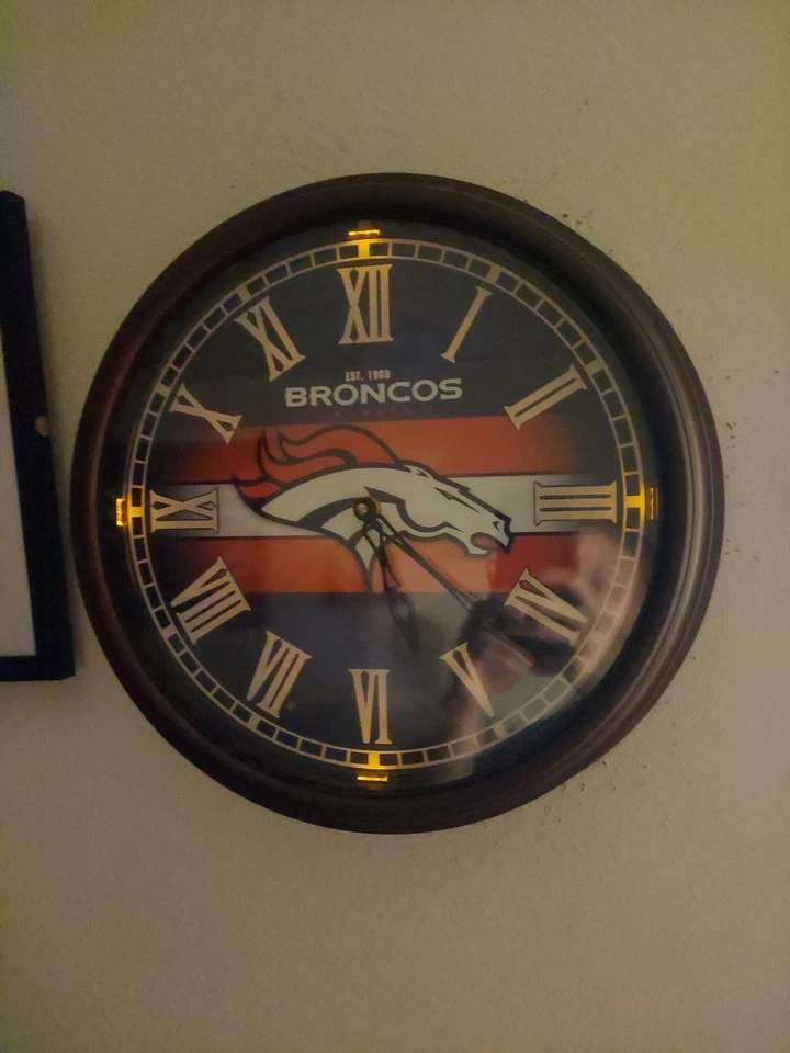Relógio Bradford Exchange Denver Broncos brilha no escuro com certificado de autenticidade - Imagem 2 de 3