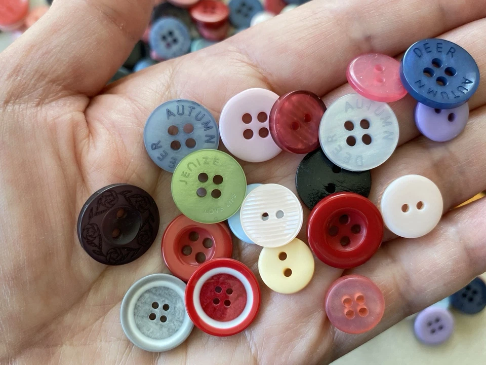 100 Pieces Assorted Sewing Buttons for Sewing/Crafts/Jewelry - Image 4 of 4