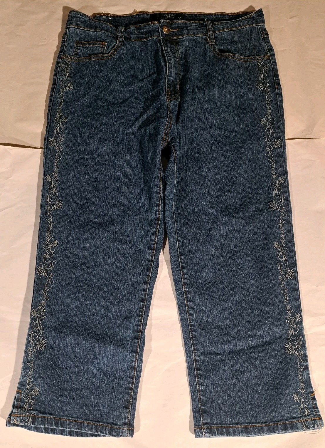 Vintage Jean Bay Women Jean Capris Size 12 Embroidered Floral Blue Y2k