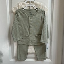 New- Carter  s 3 Piece Green Striped 100 Cotton Layette Set Size 9 Months