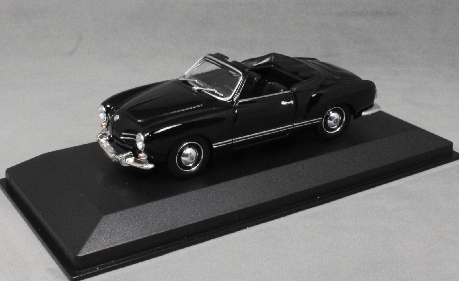 Minichamps Maxichamps Volkswagen Karmann Ghia Cabriolet in Black 1955 940051030