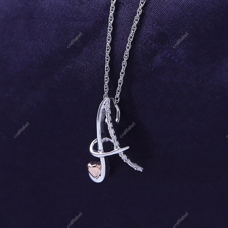 Collar colgante de dos tonos con inicial y corazón de diamantes naturales de ley con detalles de diamantes de la A a la Z Foto 3 de 4