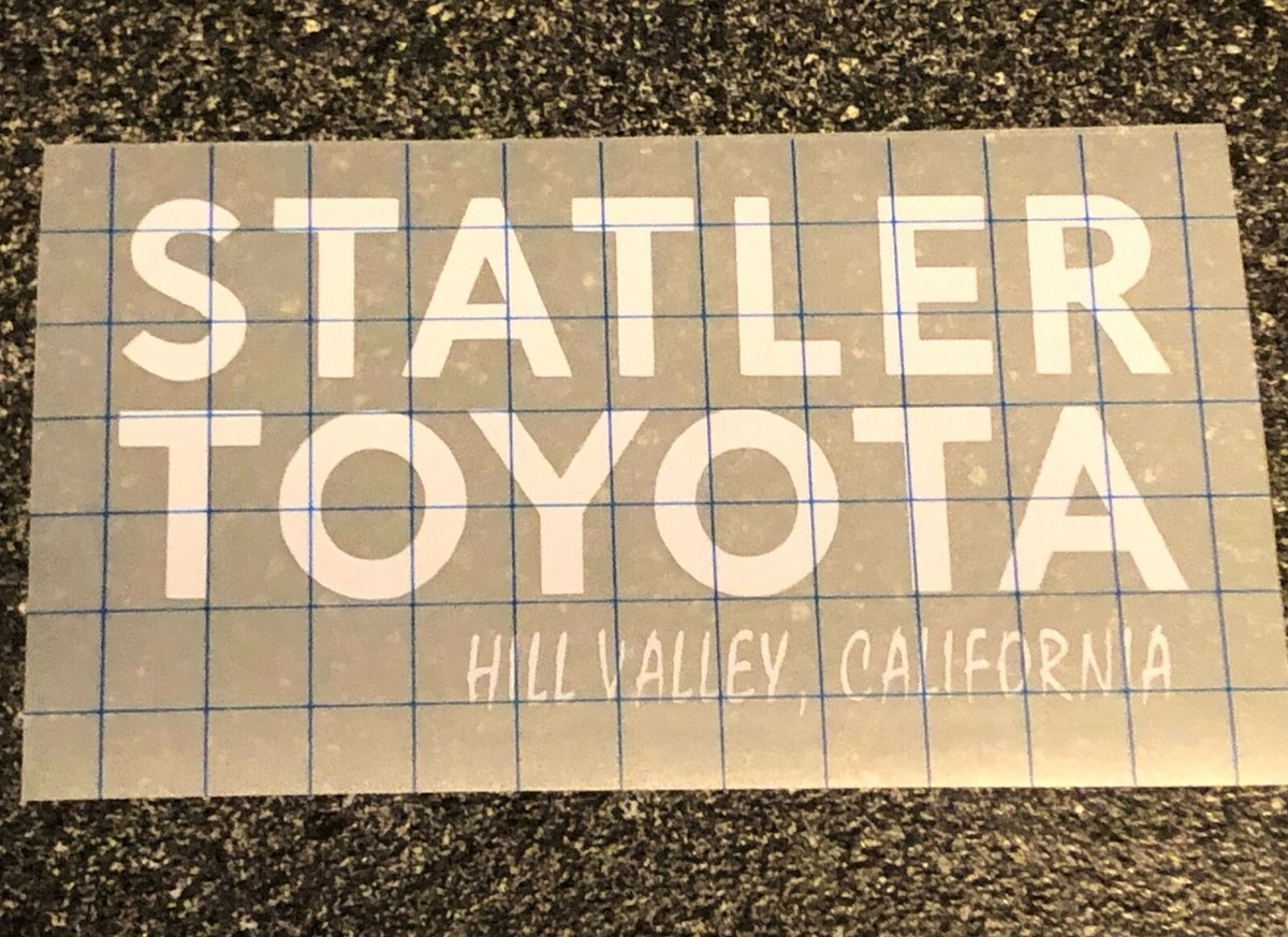 Calcomanía De Vinilo Con El Logo De Toyota Y Diseño De Regreso Al Futuro | Colores Rojo, Blanco, Negro O Plateado
