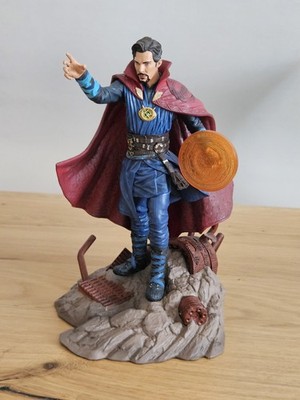 Diamond Select Marvel Gallery Avengers 3 Dr. Strange PVC Diorama Figur