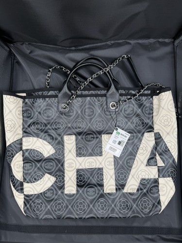 CHANEL "Deauville" 2018 Camellia Flower CC logo leather tote handbag