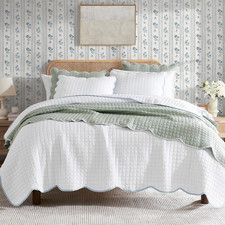 White Queen Size Quilt Bedding Set, Blue Scalloped Farmhouse Country Rustic Ligh