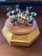 German HUBRIG Volkskunst Erzgebirge Music Box Hofbrauhaus Lederhosen PLAYS, READ