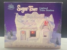 New in Box 1993 Precious Moments Sugar Town "LIGHTED TRAIN STATION"