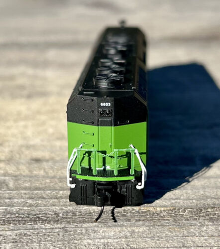 N Scale-Athearn F45 Diesel Locomotive Burlington Northern BN (DC) - Picture 8 of 14