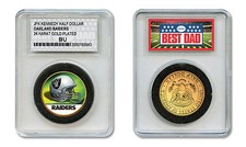 OAKLAND RAIDERS #1 PAPÁ Licencia NFL 24KT Revestida de Oro JFK Moneda en Soporte en Losa