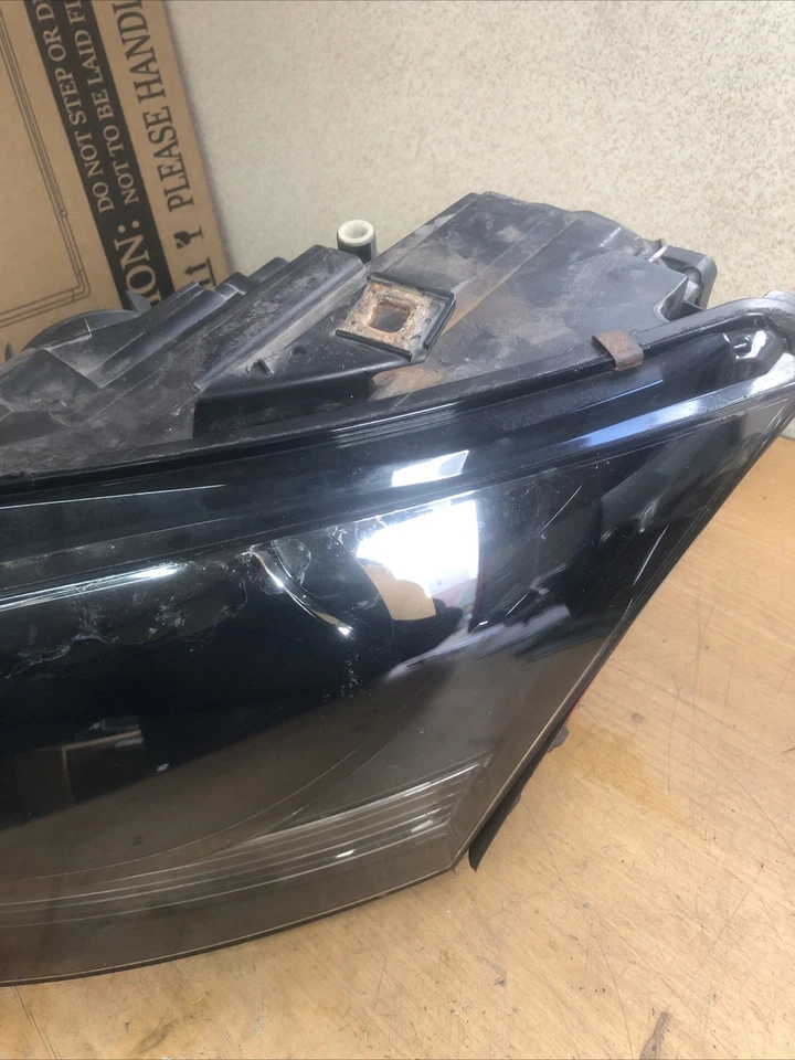 AUDI TT 2006-2014 HEADLIGHT PASSENGER LEFT SIDE 8J0941004AK DAMAGED - Image 4 of 4