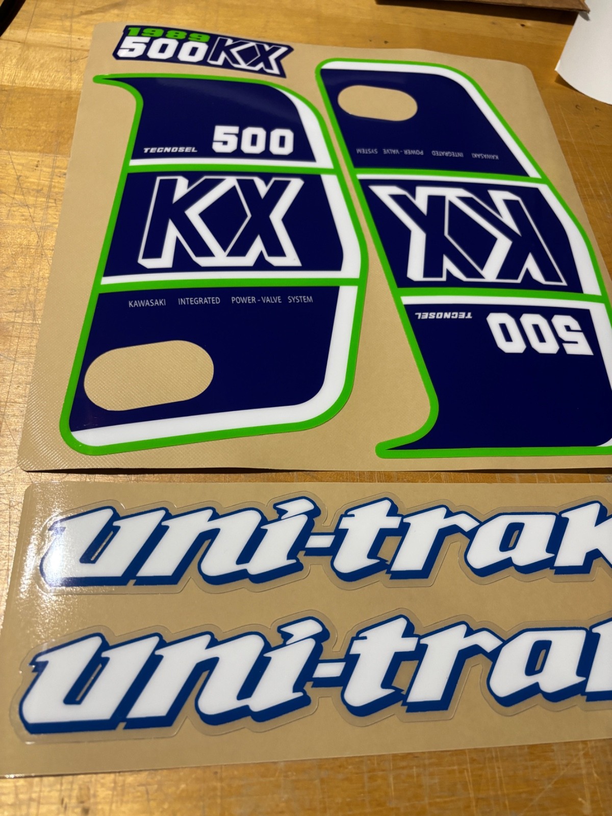 Kit déco Kawasaki 500 KX 1989 - Autocollants ouïes de réservoir et Unitrak vinyle 3M