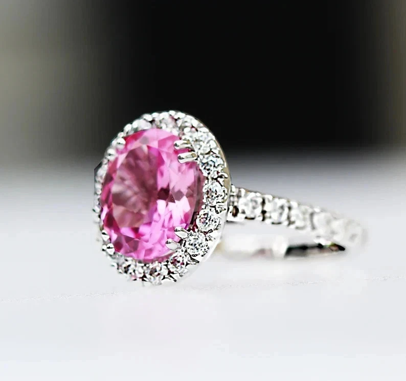 Alianza de diamantes con zafiro rosa natural de 5,80 quilates de corte ovalado de oro blanco macizo de 18 k Foto 4 de 4