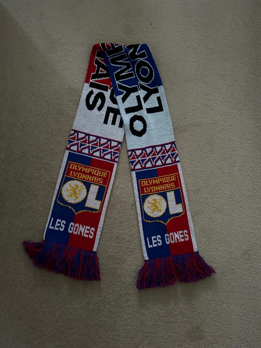 L’écharpe de supporter rouge et bleue de l’Olympique Lyonnais L’écharpe de supporter rouge et bleue de l’Olympique Lyonnais