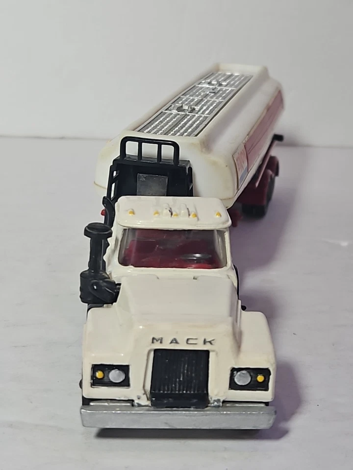 Camión Corgi Toys Major Mack con petrolero Glostersaro ESSO 1152 Foto 3 de 4