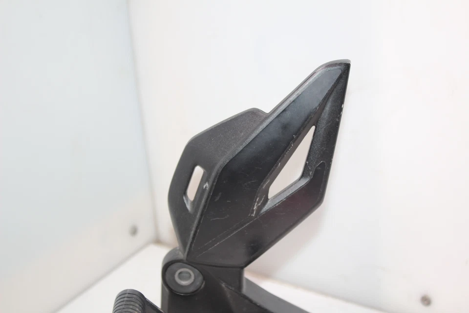 Clavija delantera izquierda 18-19 Suzuki GSXS750Z con palanca de cambios 43521-08J10 Foto 2 de 4