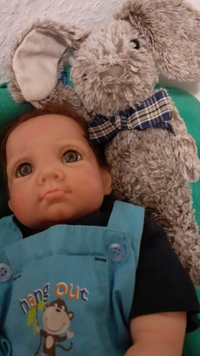 Künstlerpuppe Vinylpuppe Rebornpuppe Julia und Sockenmonster von Elly Knoops - Bild 9 von 10