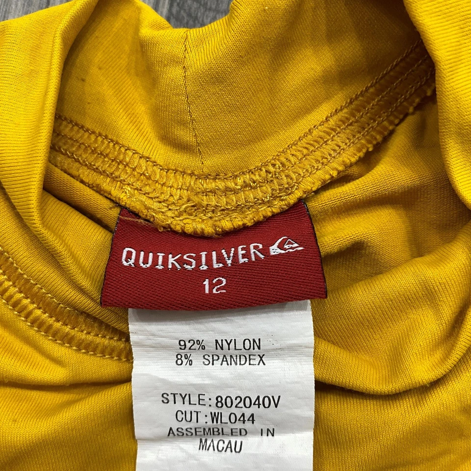 Regata masculina QUICKSILVER estampa gráfica sem mangas dourada natação e surf tamanho 12 - Imagem 4 de 4