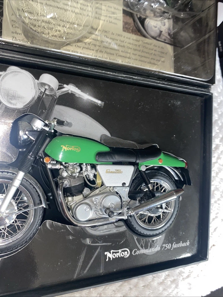 Minichamps 1/12 Scale 122 132000 Norton Commando 750 Fastback 1968 Green - Image 3 of 4