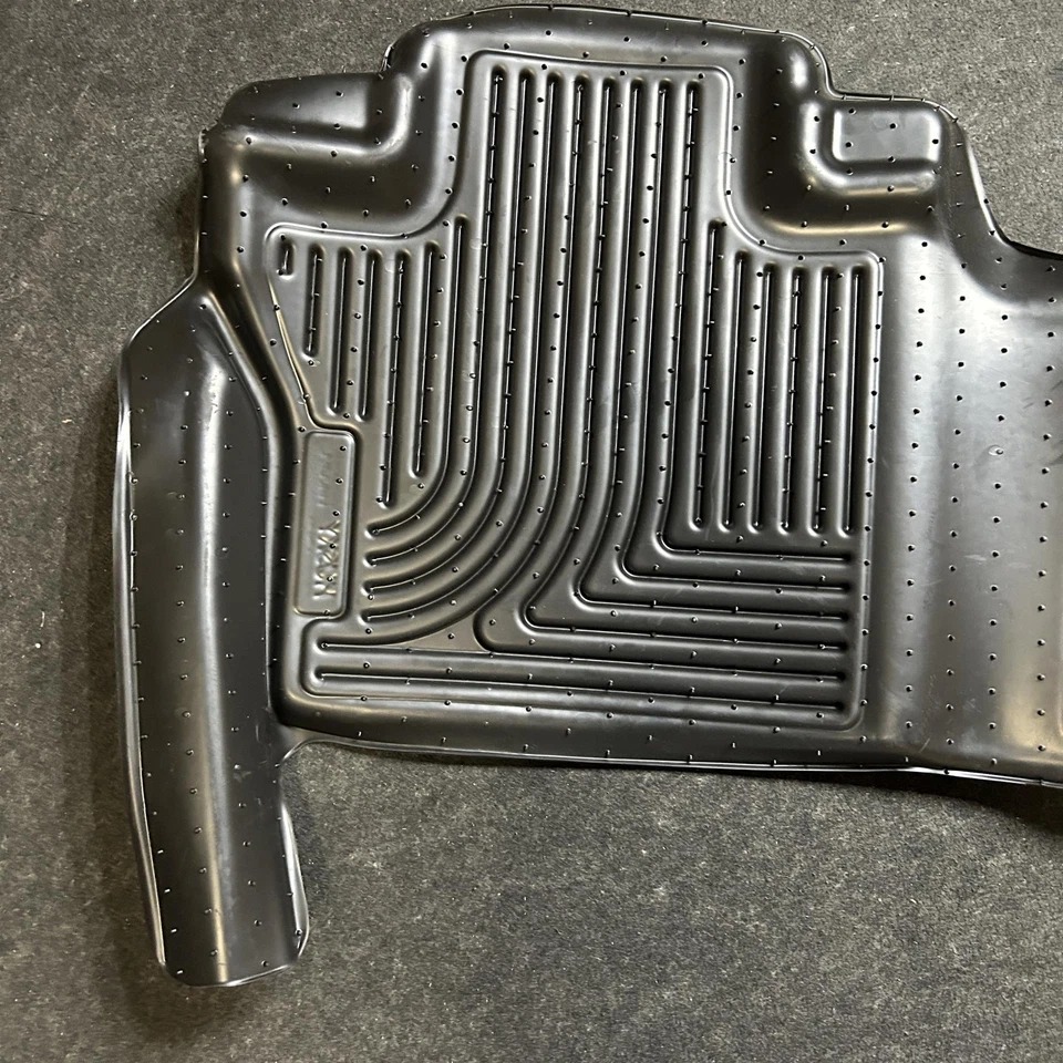 Alfombrilla contorno Husky 55461 X-act segunda fila, para Nissan Titan 2017-2024 Foto 3 de 4