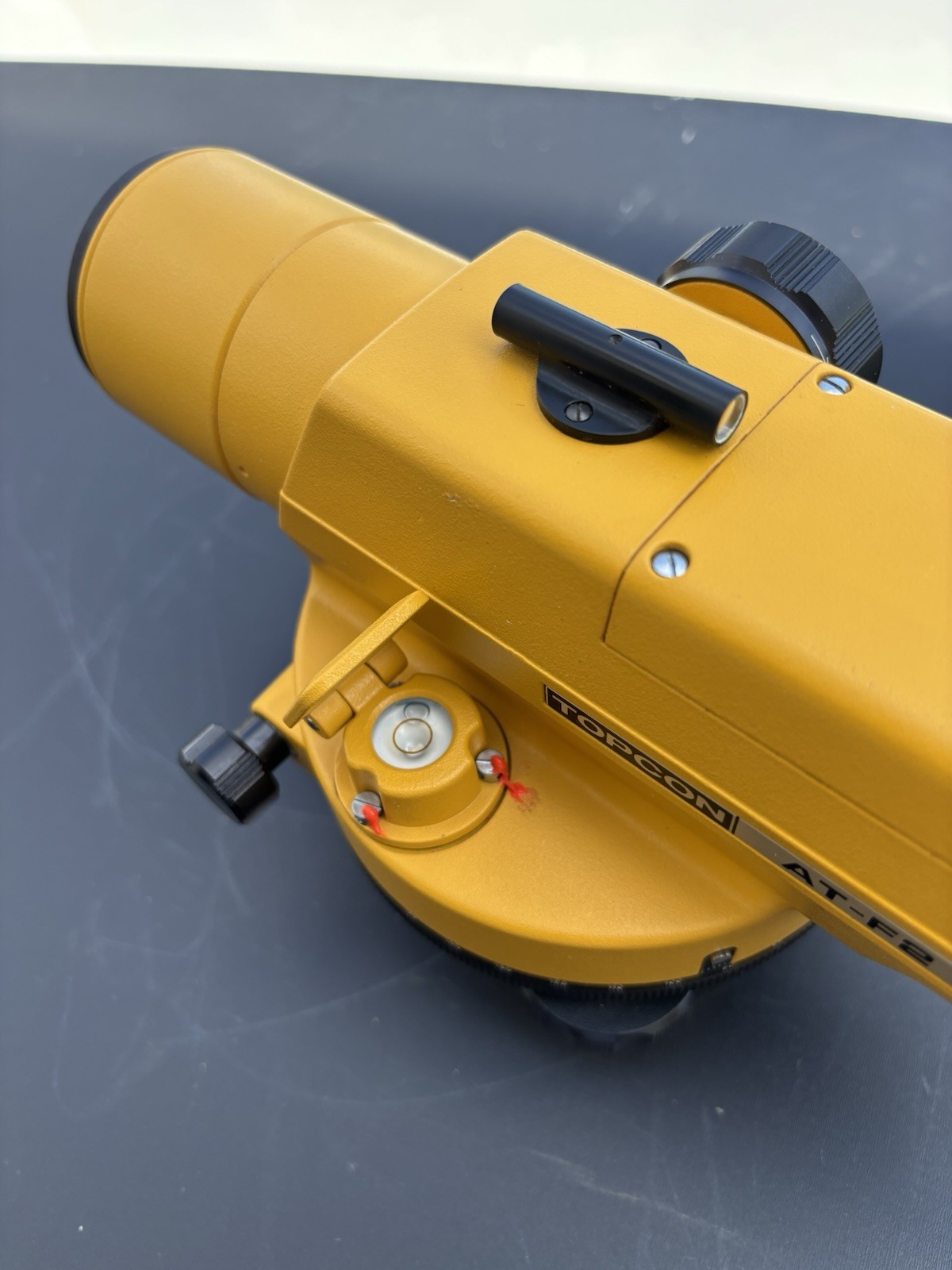 Topcon AT-F2 32X Auto Level w/ Case And Manual. Calibrated. Erect Image