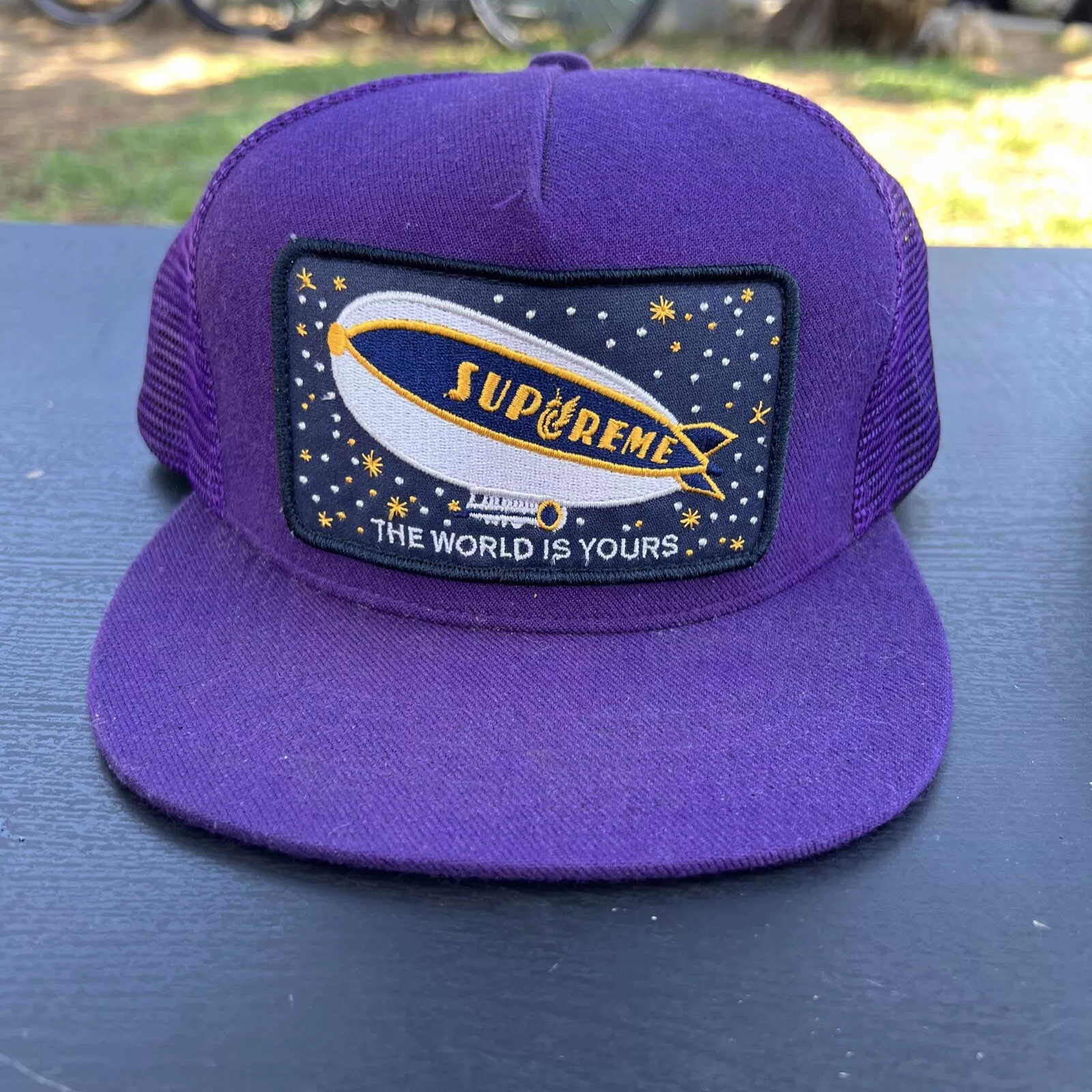 Chapeau de camionneur Supreme Purple Blimp World Is Yours en maille snapback authentique rare
