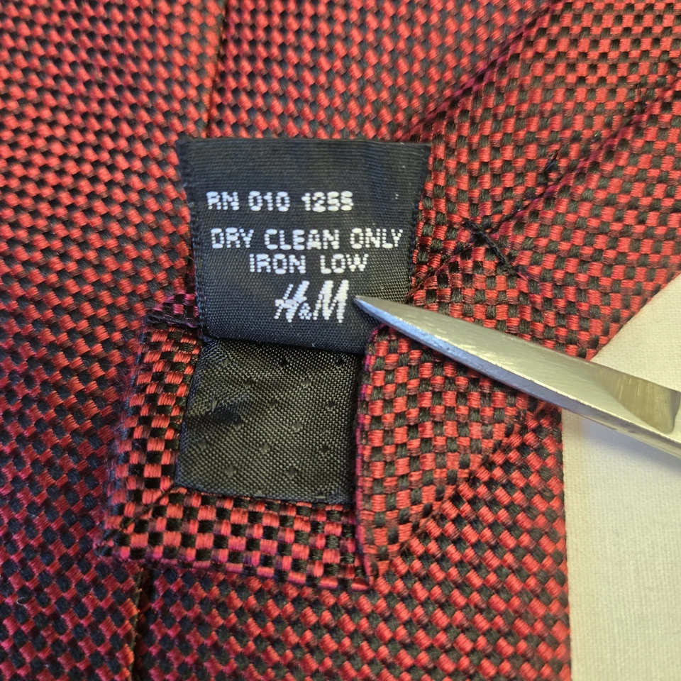 H&M 100% Silk Men Tie Red/Black Jacquard Tiny Geometric Preppy Career Old Money - Image 4 of 4