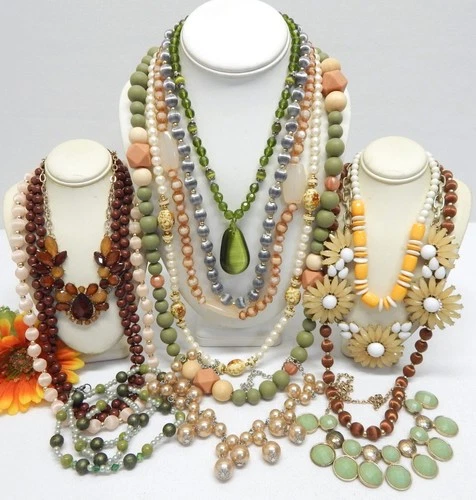 VINTAGE TO NOW FASHION/COSTUME JEWELRY NECKLACE LOT, ASSORTED MATERIALS