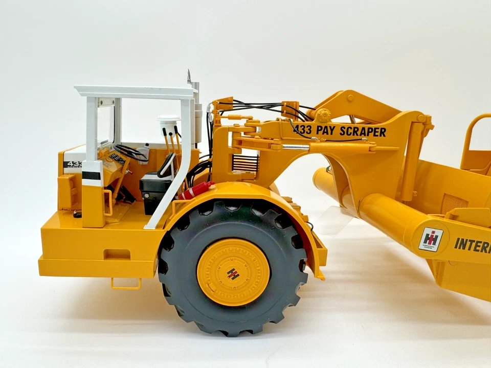 ConstructionPioneers International Harvester 20'' 433 DualEngine PayScraper 1:25 - Image 3 of 4