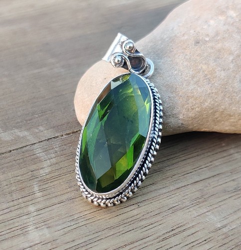 Pendentif En Péridot Sur Argent 925 - Pierre Verte Carrée - Poids 12g - Neuf Sans Emballage