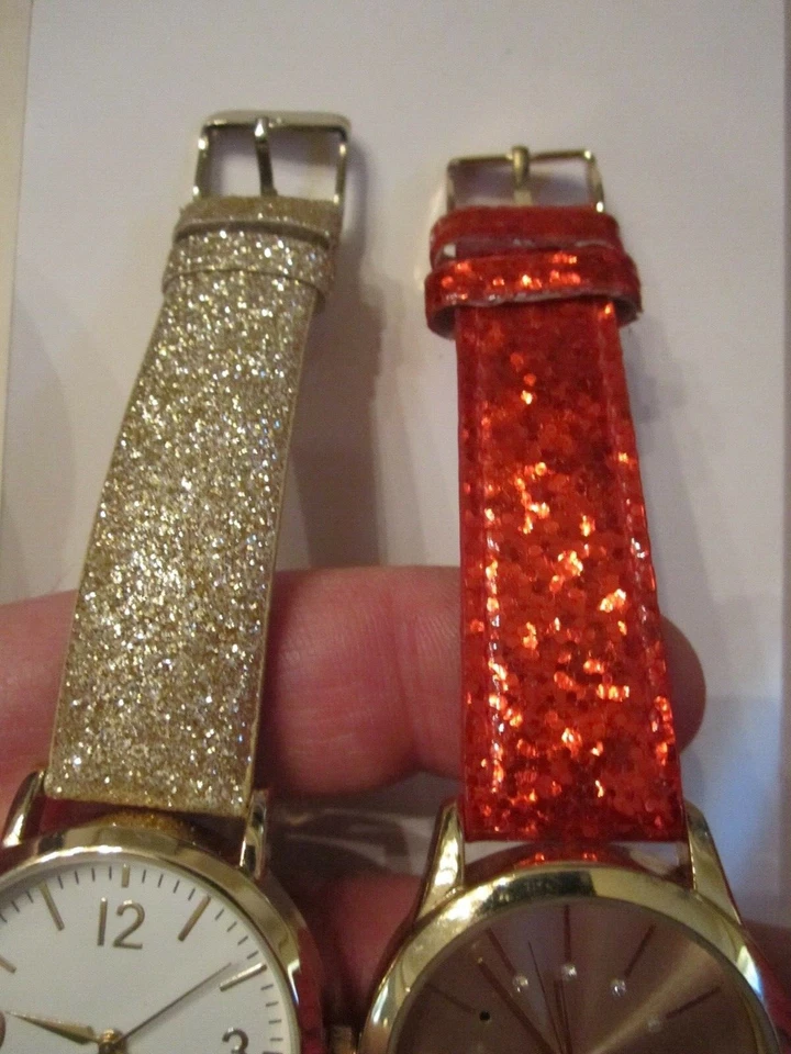 LOTE DE 2 RELOJES DE MUJER CON CORREA BRILLANTE ROJO Y ORO - CUARZO - BBA-36 Foto 4 de 4