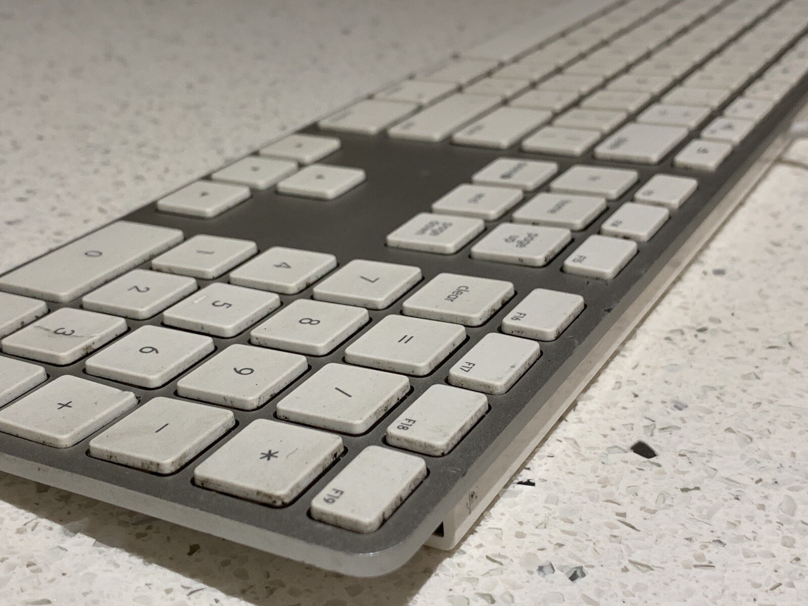 CLAVIER USB APPLE ORIGINAL A1243 MINCE EN ALUMINUM DE 17 POUCES, Ordinateurs à Rabais