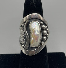 Unsigned Modern Artisan Sterling Silver White Pearl Ring sz 7.5 nicely made 