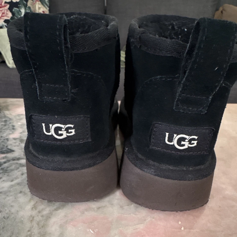 UGG Classic Mini Women’s Black Suede Sheepskin Lined Ankle Boots UK 2, photo 2 of 3