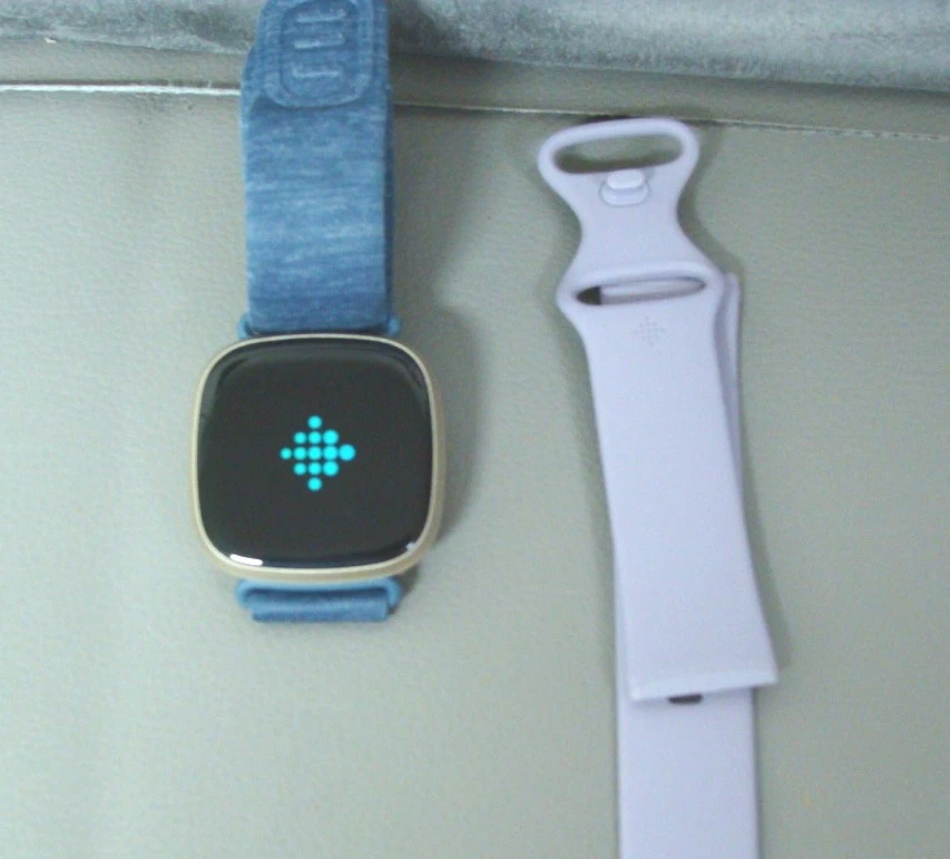 Fitbit Versa 3, Foto 1 von 5