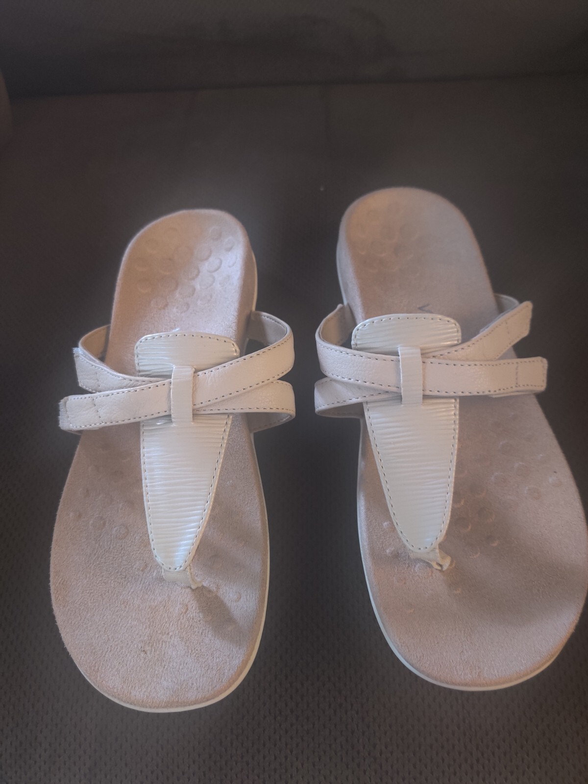 Vionic Womens Karley Sandal Size 8.5 Beige Leather Thong Slide Casual Shoe EUC