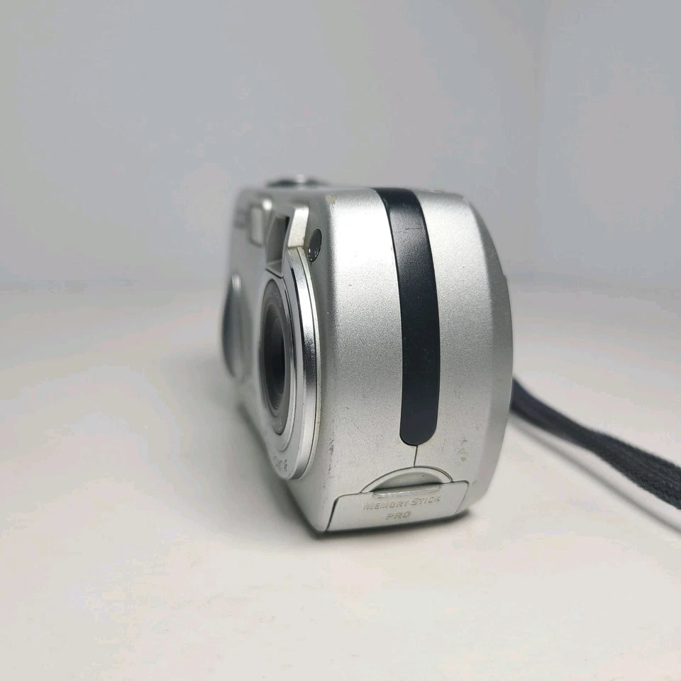 Sony Cyber-shot DSC-P32 3.2MP Digital Camera - Silver - Image 4 of 4